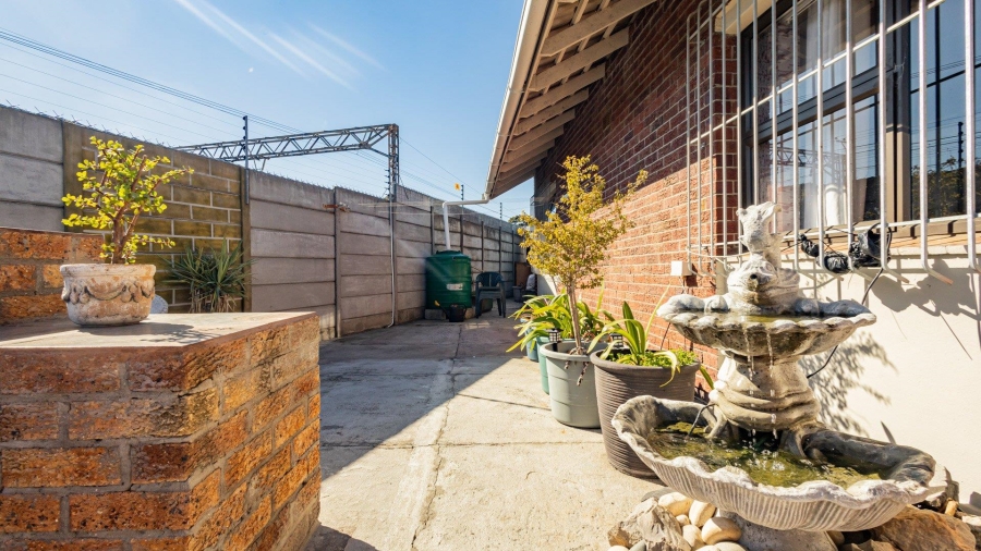 5 Bedroom Property for Sale in Avondale Western Cape